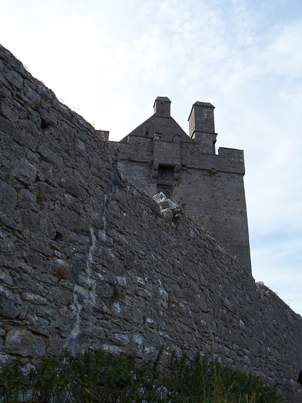 IRL2005_0960DunguaireCastle